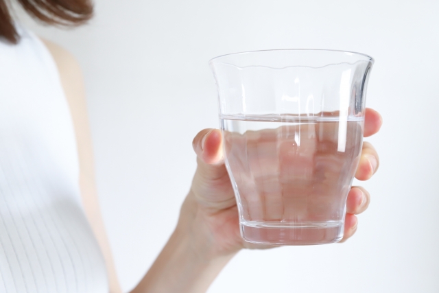 浄水器のおいしい水を飲む様子