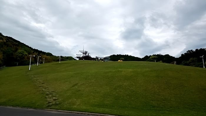 丘の上に海賊船