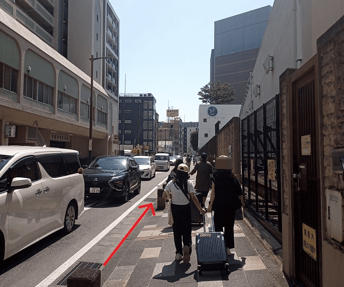 道なりにまっすぐ進む